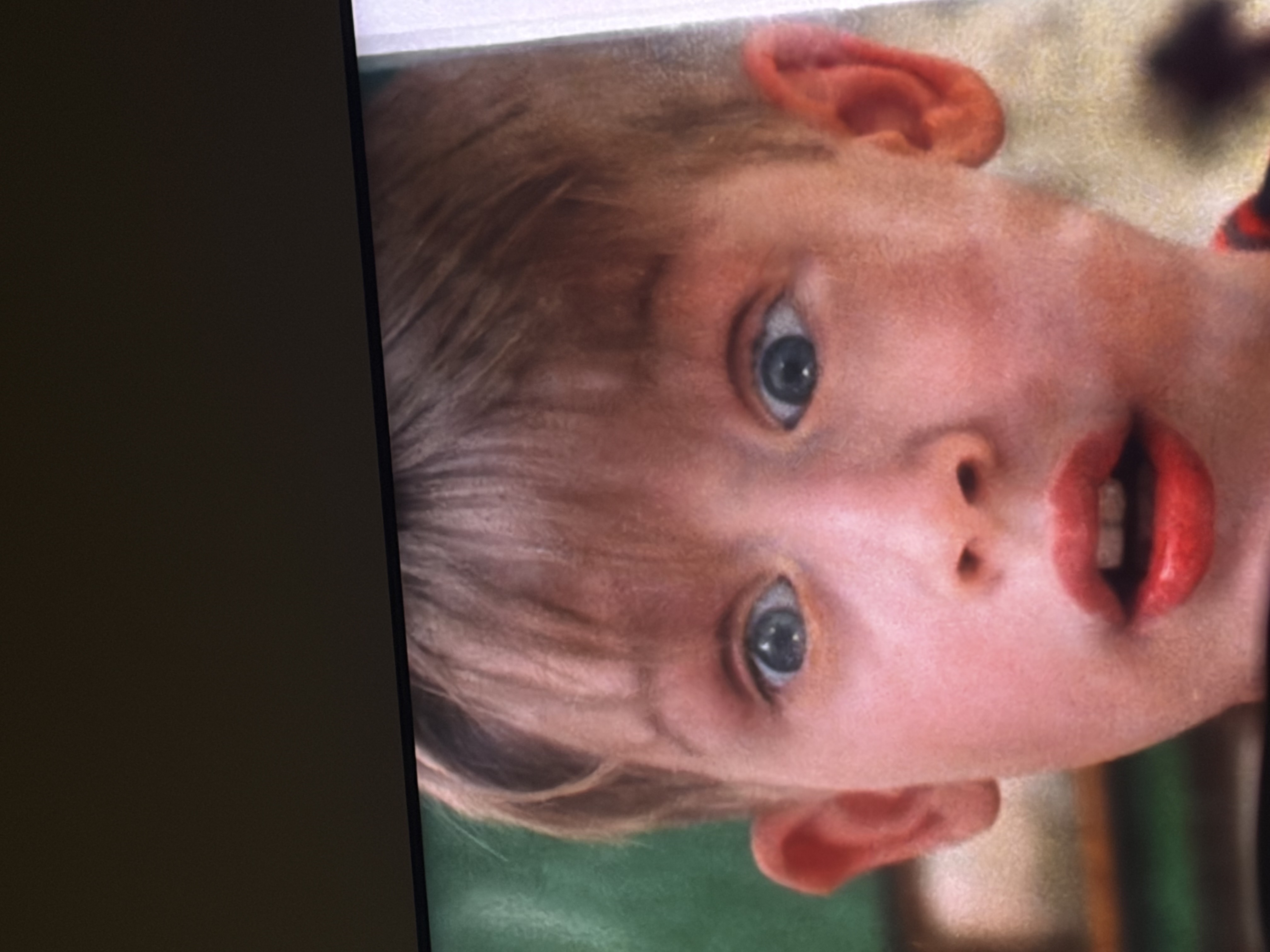 Младенец с удивленным лицом