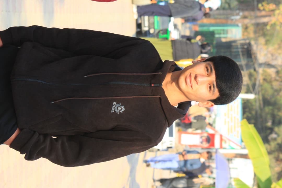 Мужчина в черном худи стоит на улице