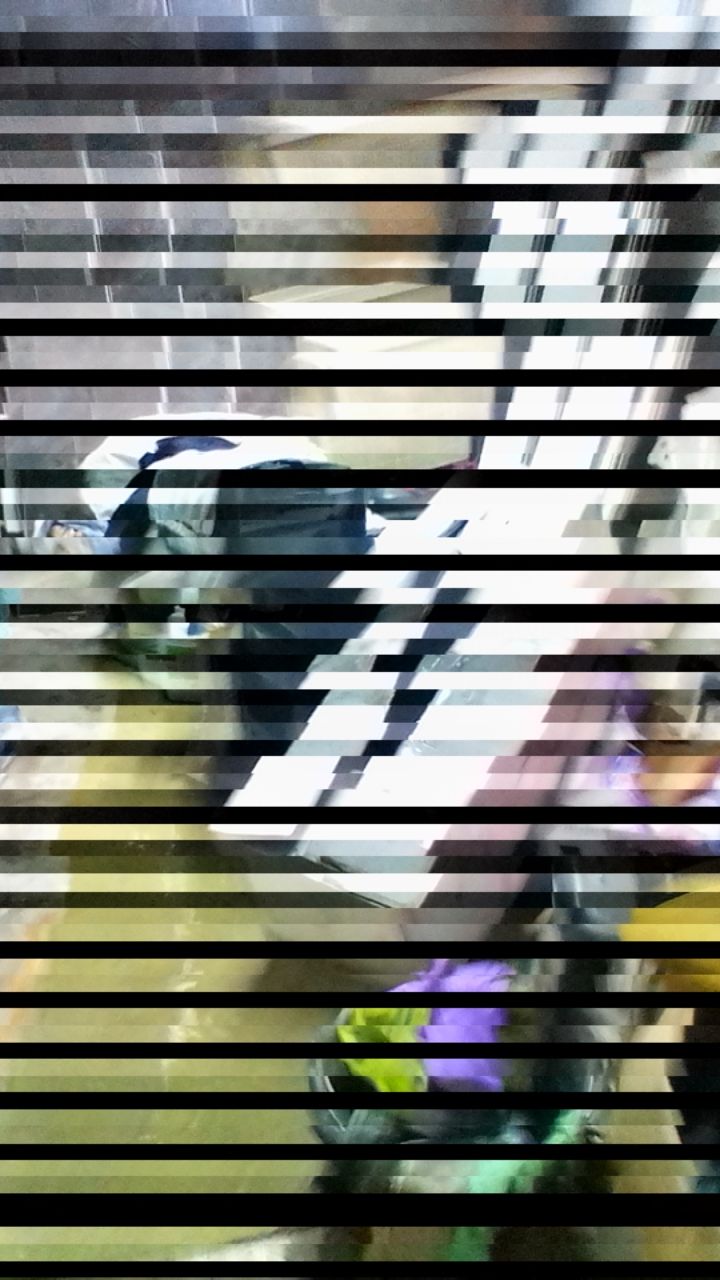 Размытое изображение в искажённом виде с горизонтальными черными полосами