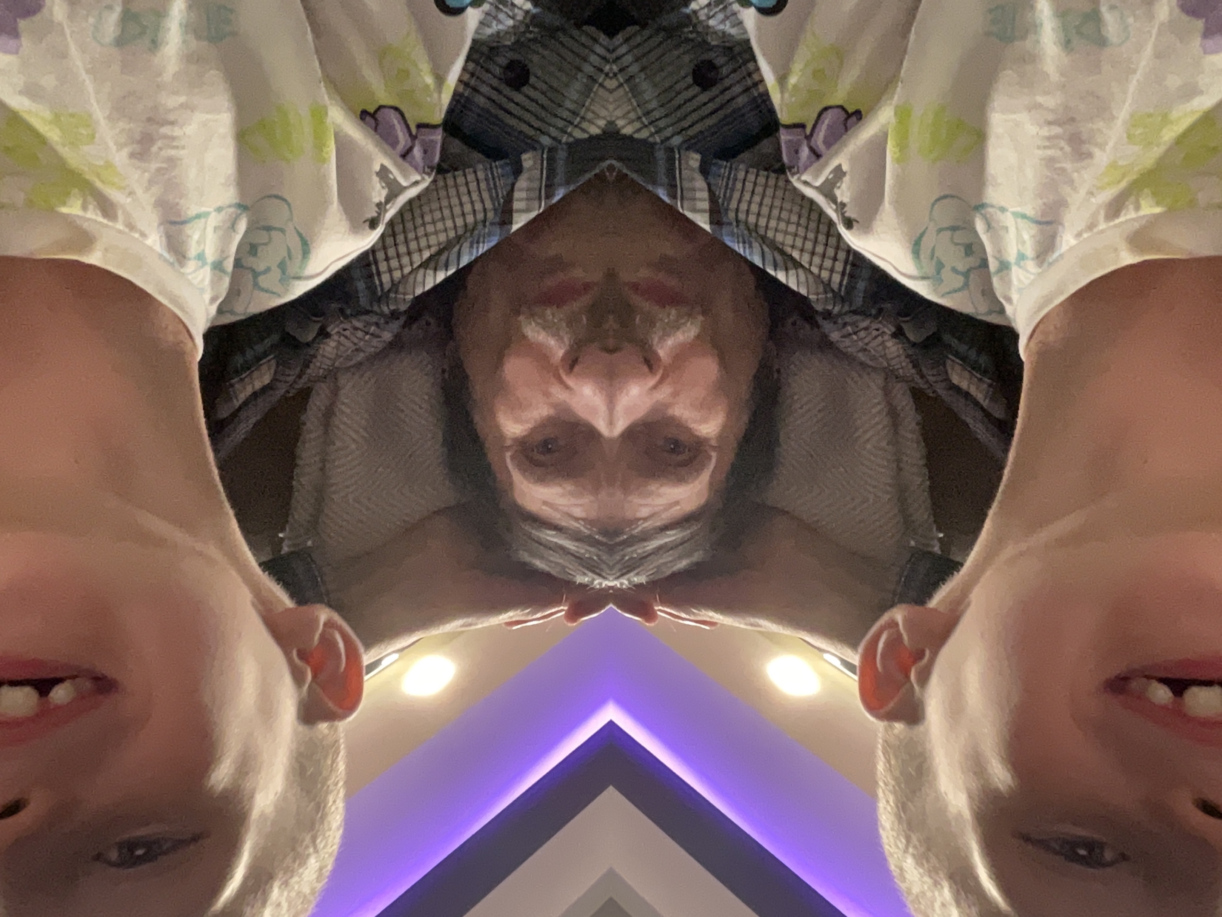 Зеркальное, upside-down кадр: в центре взрослый мужчина, по бокам дети, необычный ракурс и освещение.