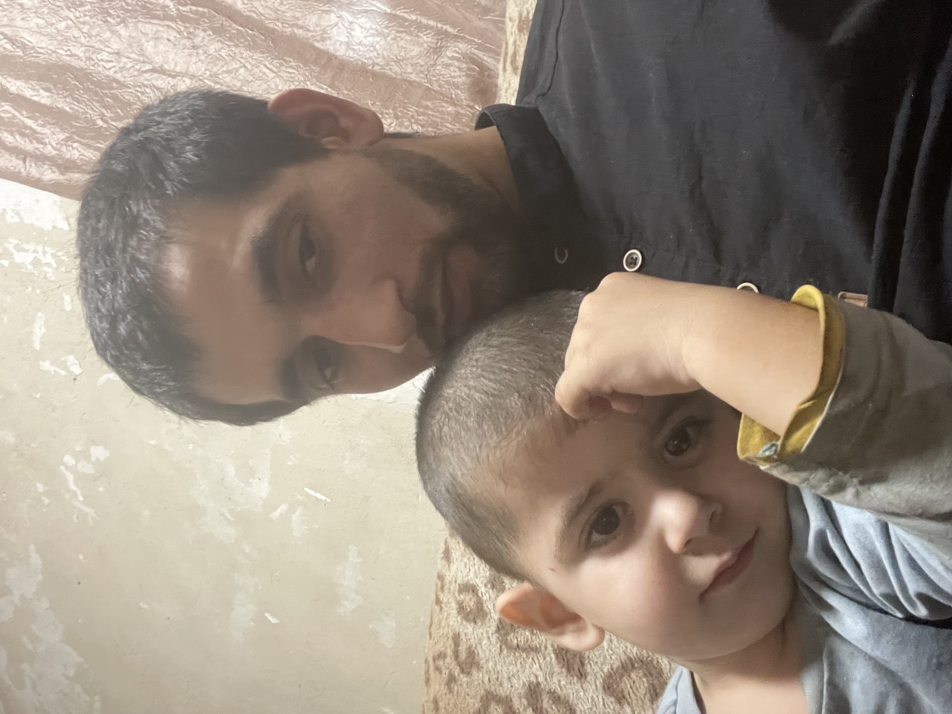 Взрослый мужчина рядом с мальчиком на диване