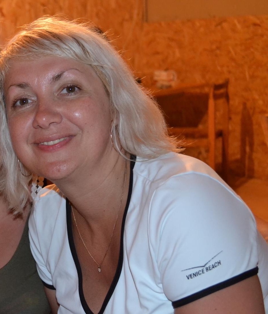 Женщина улыбается, снимок вокруг домашний интерьер