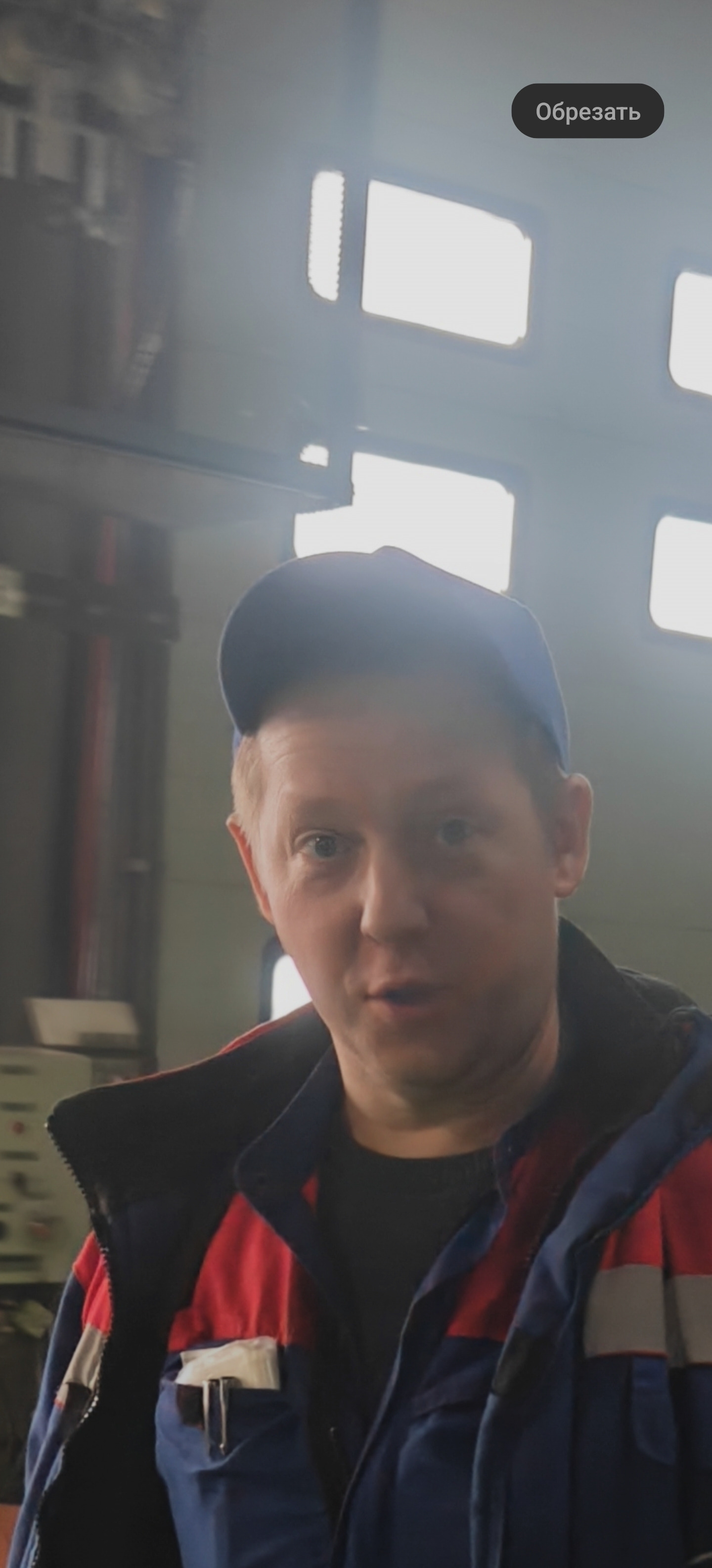 Мужчина в рабочей форме в мастерской/цехе