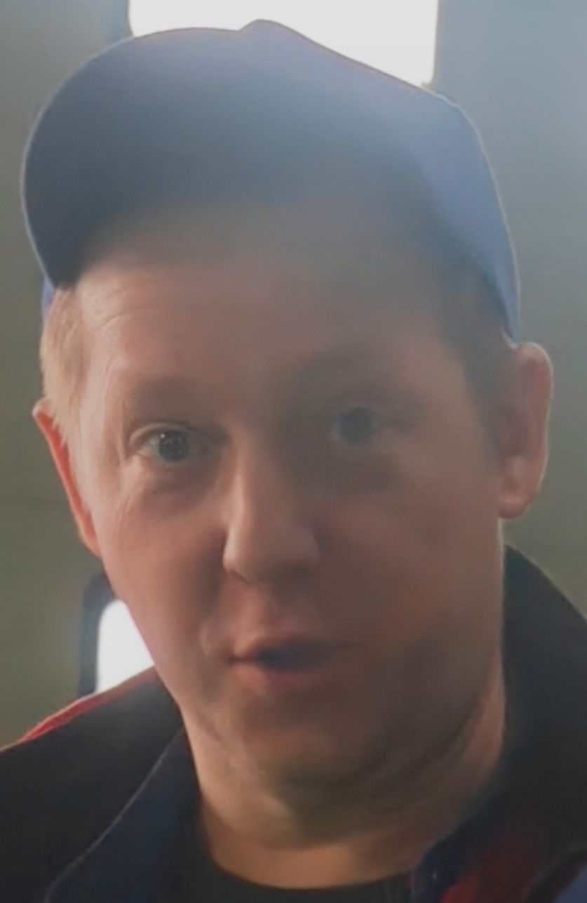 Мужчина в кепке, близко снятое лицо