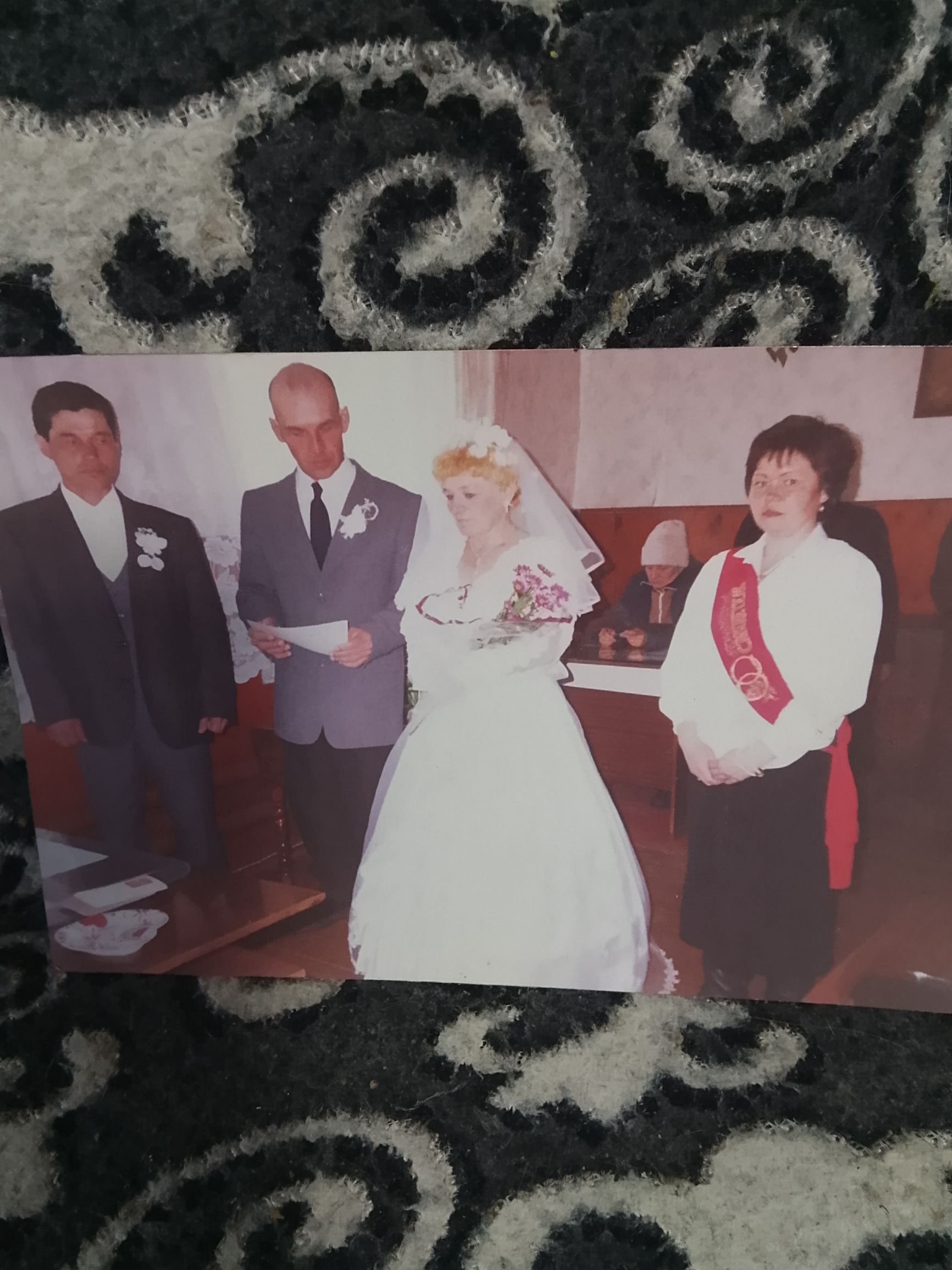 Свадебная сцена: невеста и жених рядом, гости