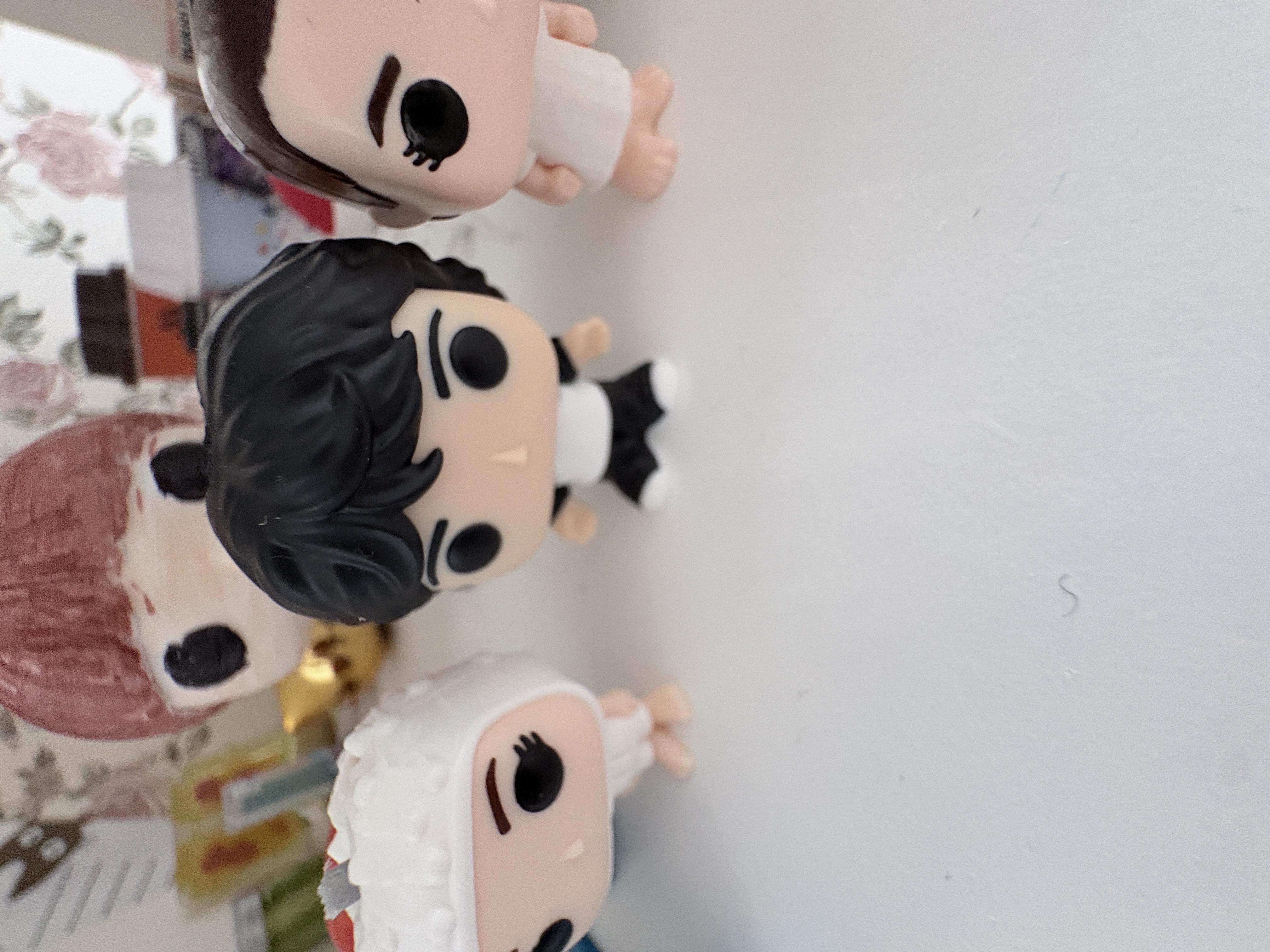 Коллекционные фигурки Funko-подобных персонажей на столе.