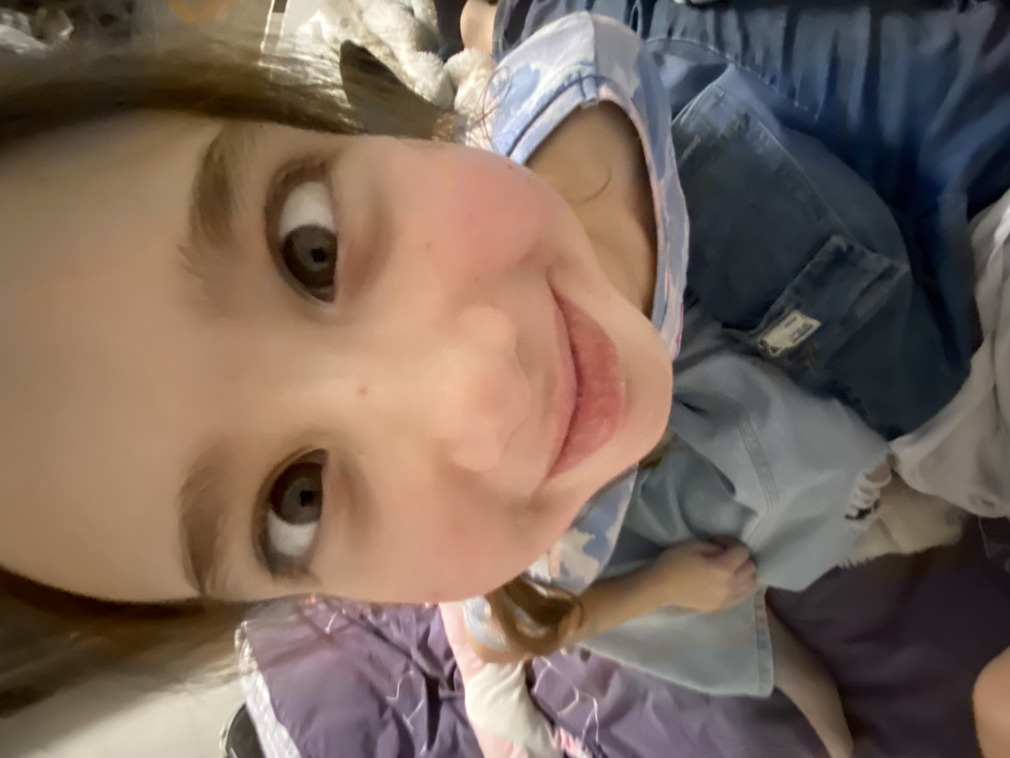 Малыш с улыбкой крупным планом, ракурс повернут на 90 градусов