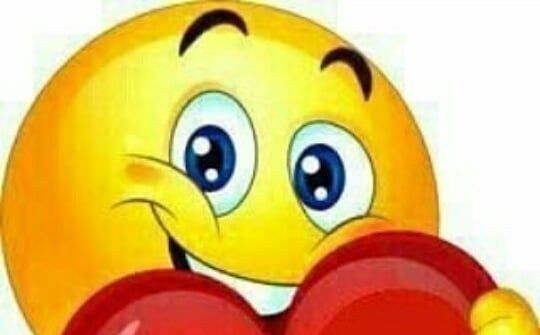 Смайлик-эмодзи с улыбкой держит красные боксерские перчатки.