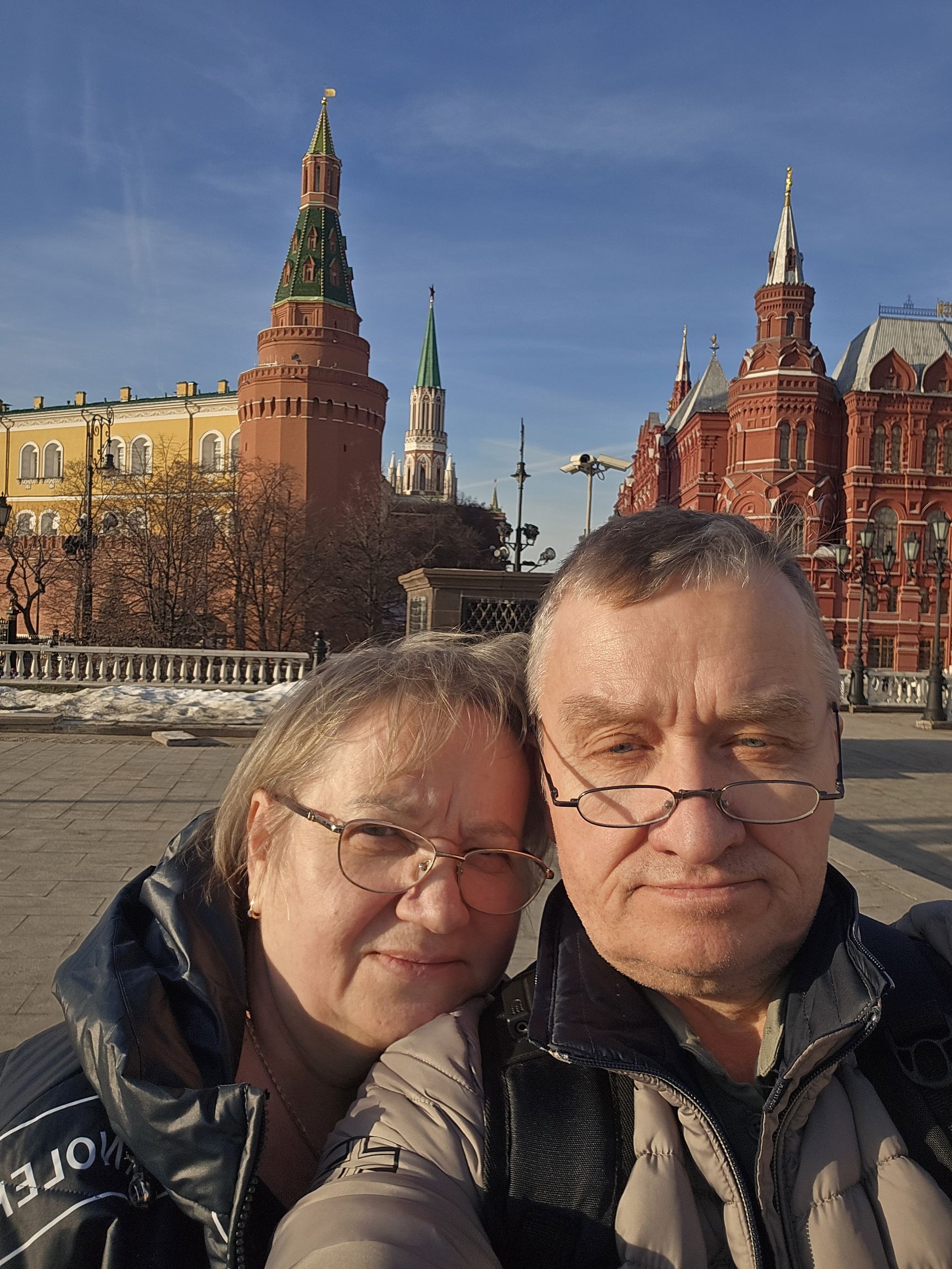 Парочка на фоне Кремля в Москве