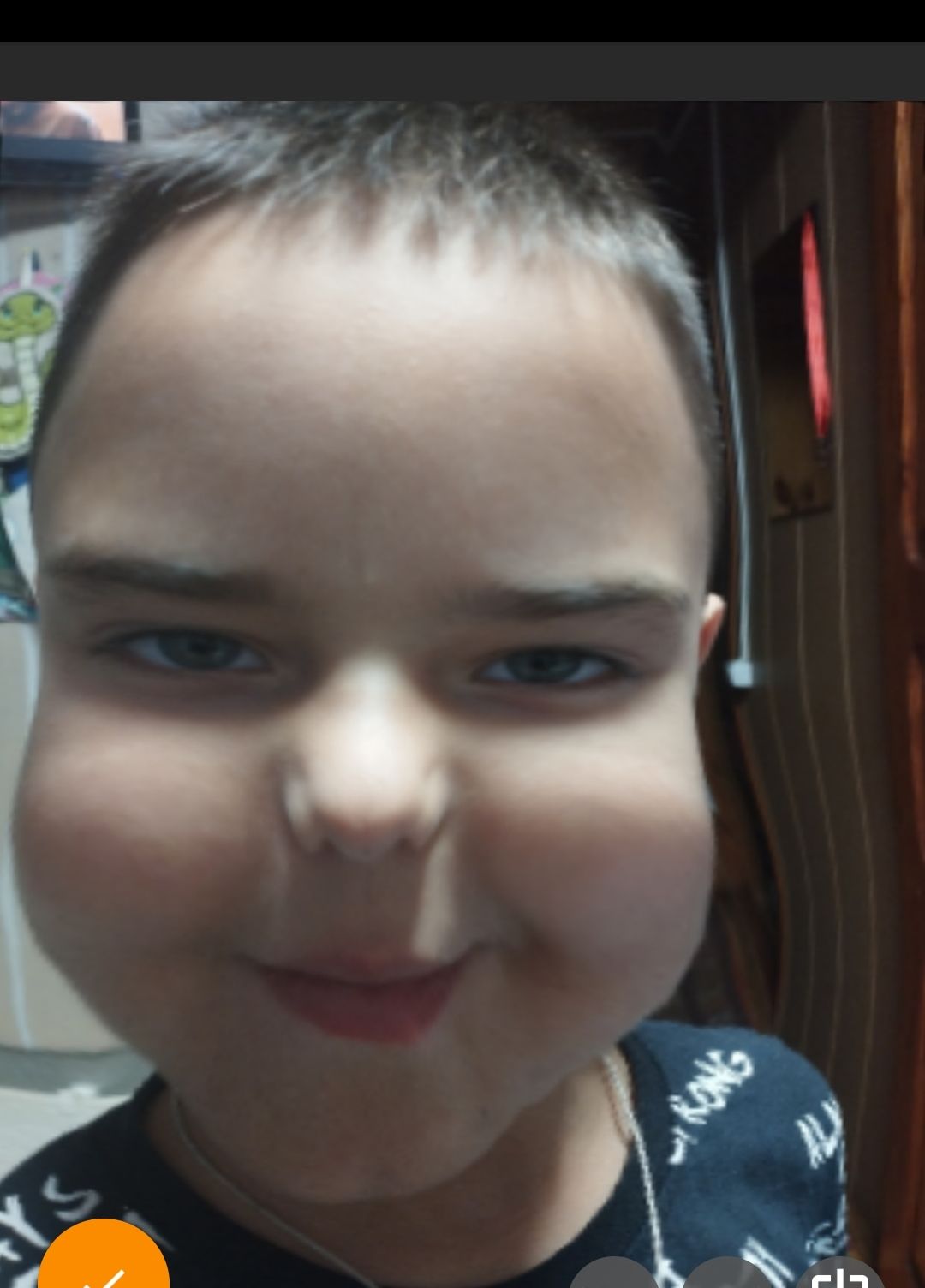 Маленький мальчик с забавной деформацией лица, снятой фильтром