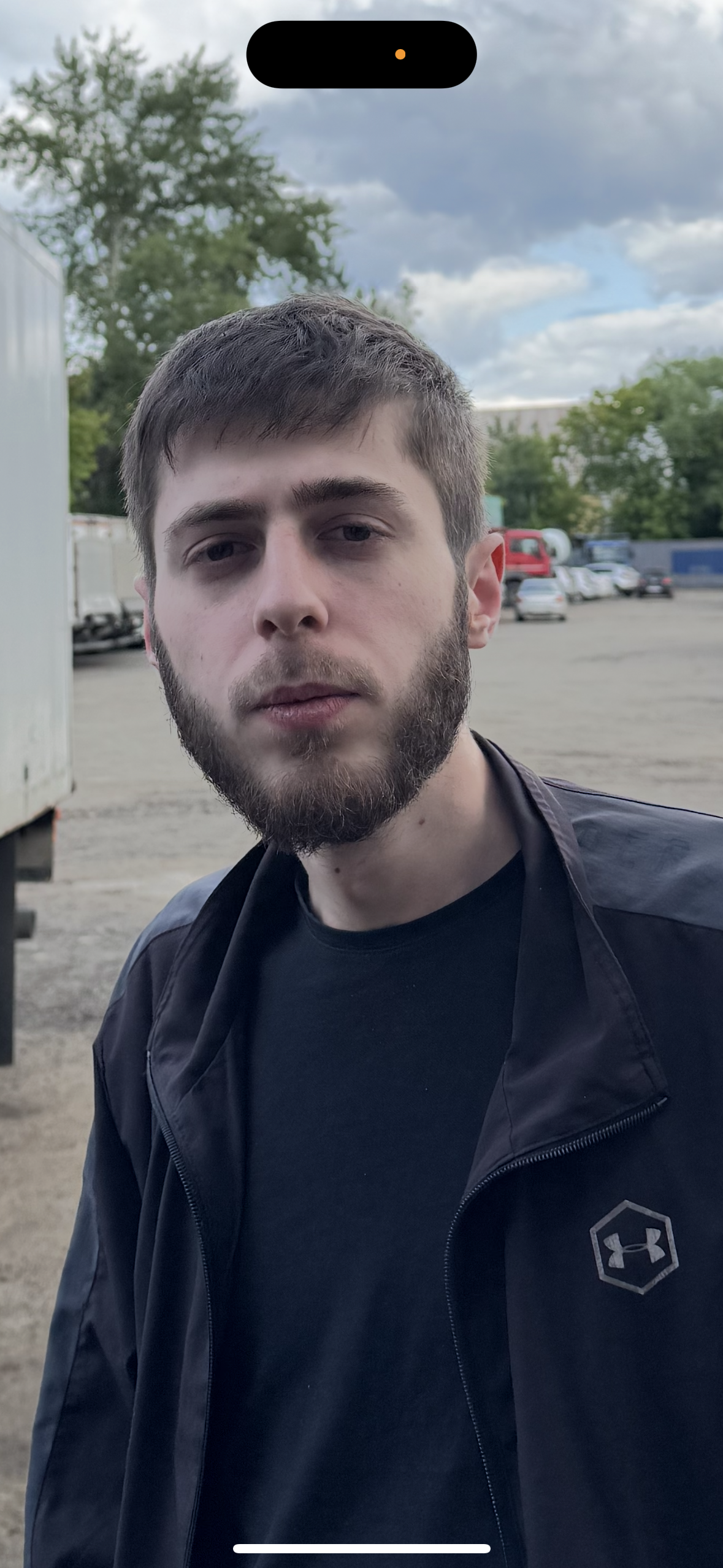 Молодой мужчина с бородой на улице