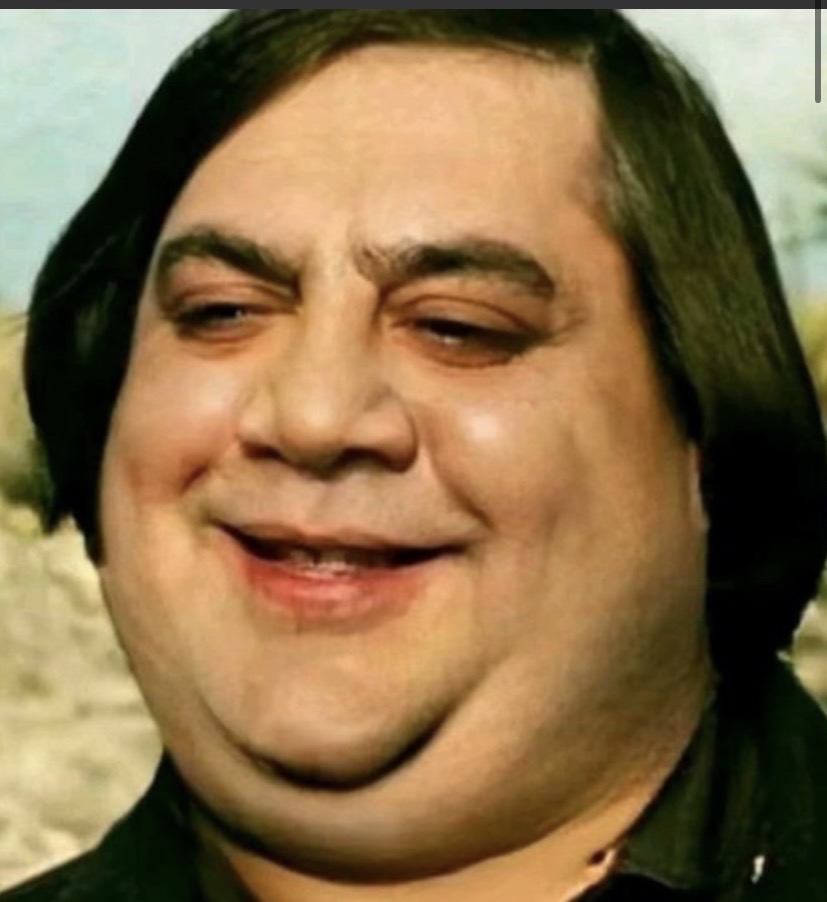 Мужчина с улыбкой крупным планом.