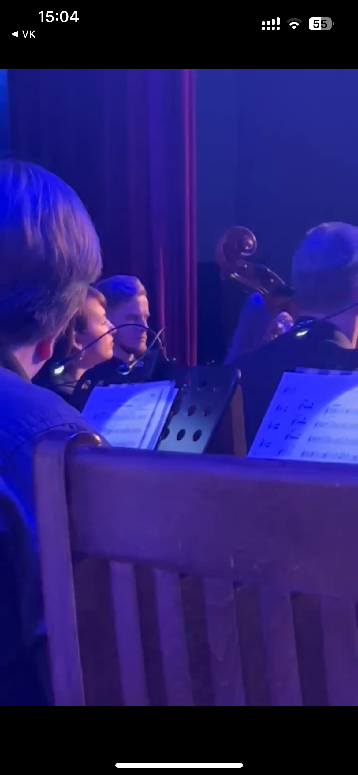 Сцена оркестра на концерте, вид на музыкантов за нотными листами.