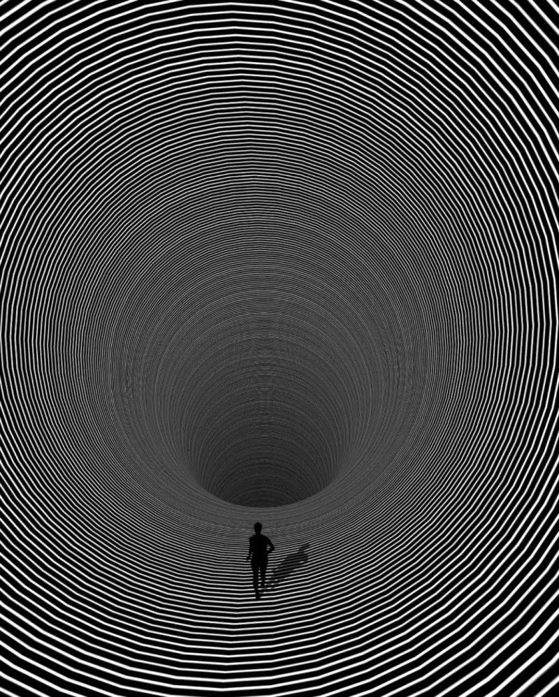 Гигантская спиральная воронка с силуэтом человека внутри