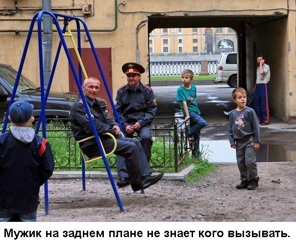 МУЖИК на заднем плане не знает КОГО ВЫЗЫВЗТЬ