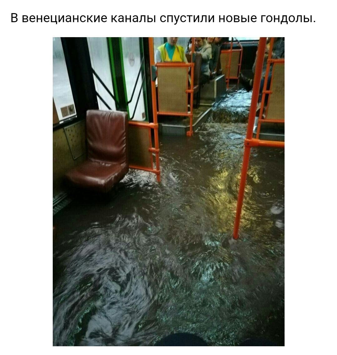 В ВЭНЭЦИЭНСКИЭ КдНдЛЫ СПУСТИЛИ НОВЫЭ ГОНДОЛЫ