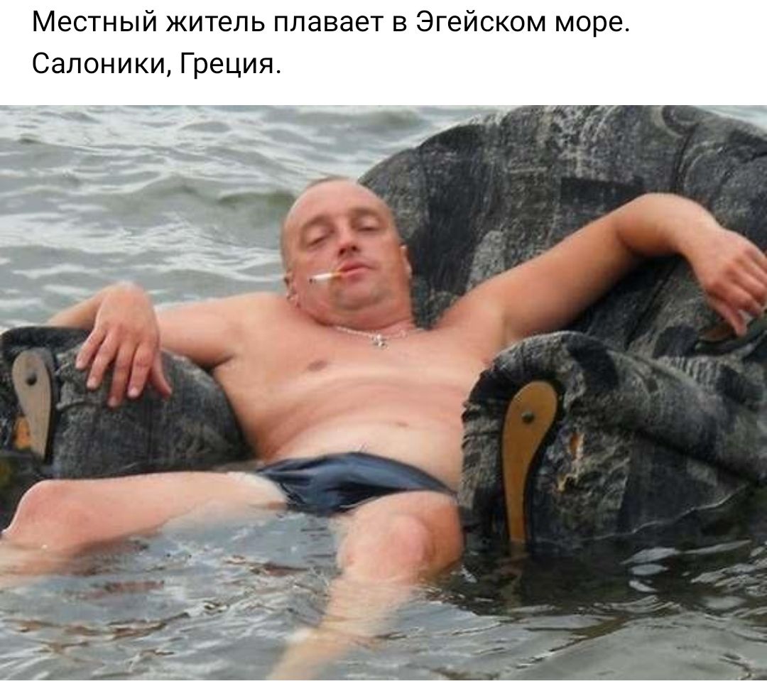 Местный житель плавает в Эгейском море Салоники Греция