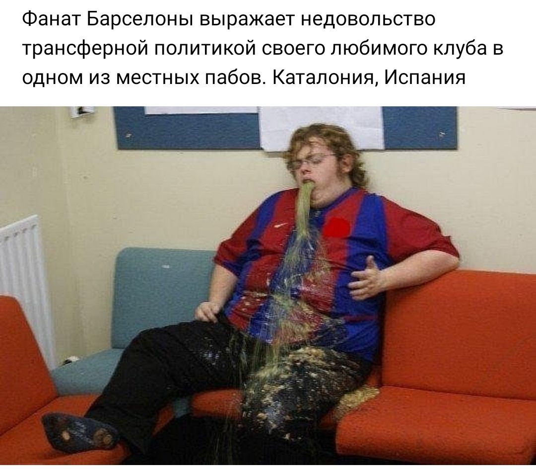 Фанат Барселоны выражает недовольство трансферной политикой своего любимого клуба в одном из местных пабов Каталония Испания