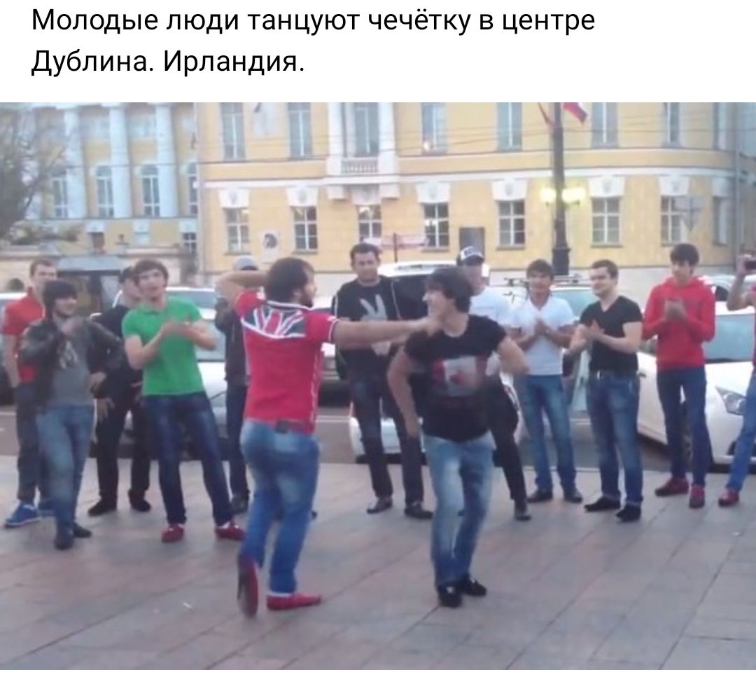 Молодые люди танцуют чечётку в центре Дублина Ирландия