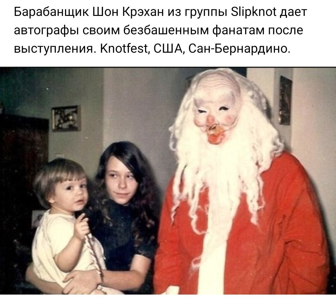 Барабанщик Шон Крэхан из группы ЗіірКпот дает автографы своим безбашенным фанатам после выступления Кпопезт США Сан Бернардино