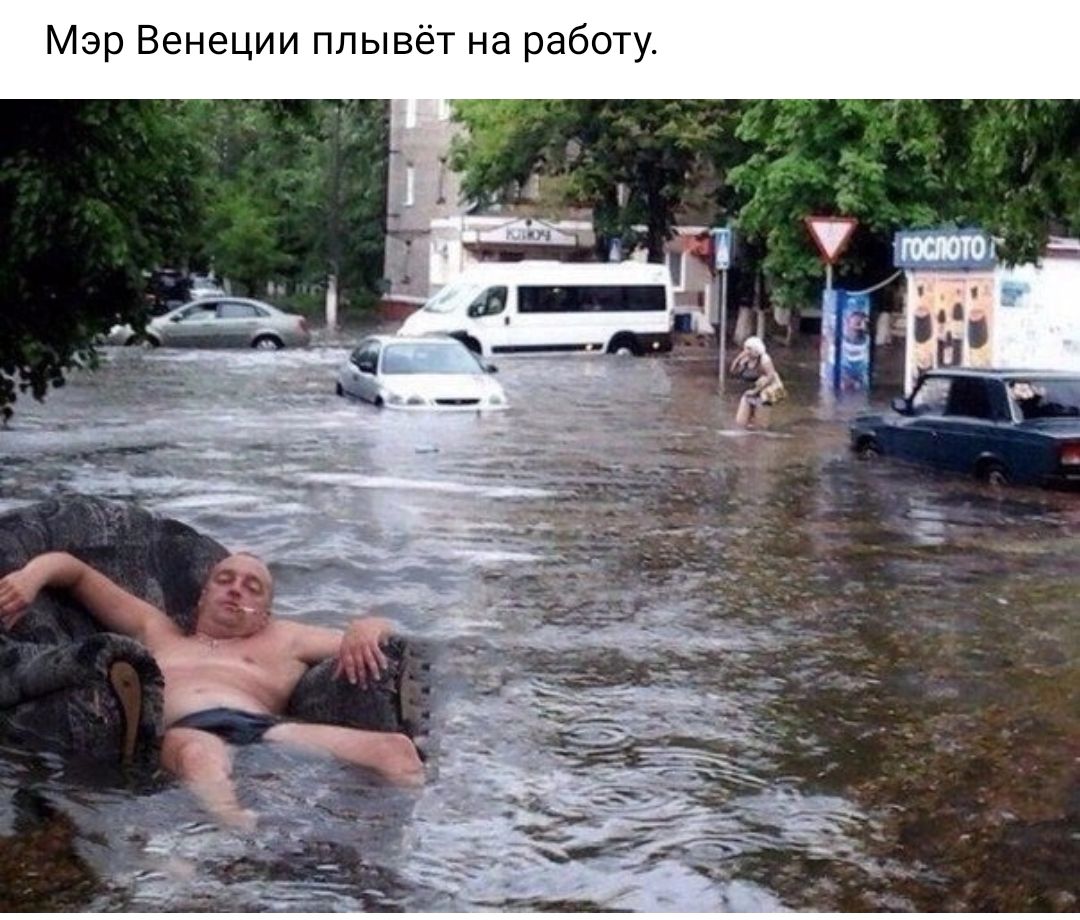 Мэр Венеции плывёт на работу
