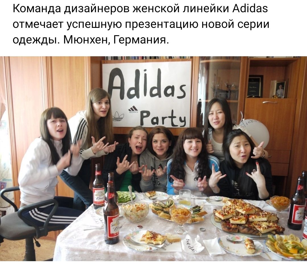 Команда дизайнерпв женской линейки Абійаэ отмечает успешную презетацию новой серии одежды Мюнхен Германия