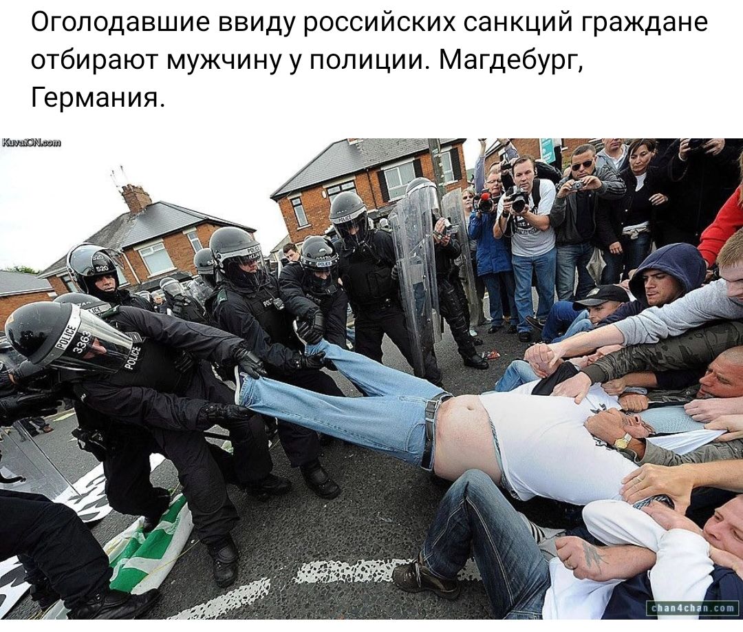 Огопсдавшие ввиду российских санкций граждане отбирают мужчину у полиции Магдебург Германия