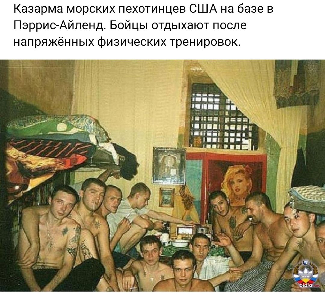Казарма морских пехотинцев США на базе в ПэрриоАйпенд Бойцы отдыхают после напряжённых Физических тренировок