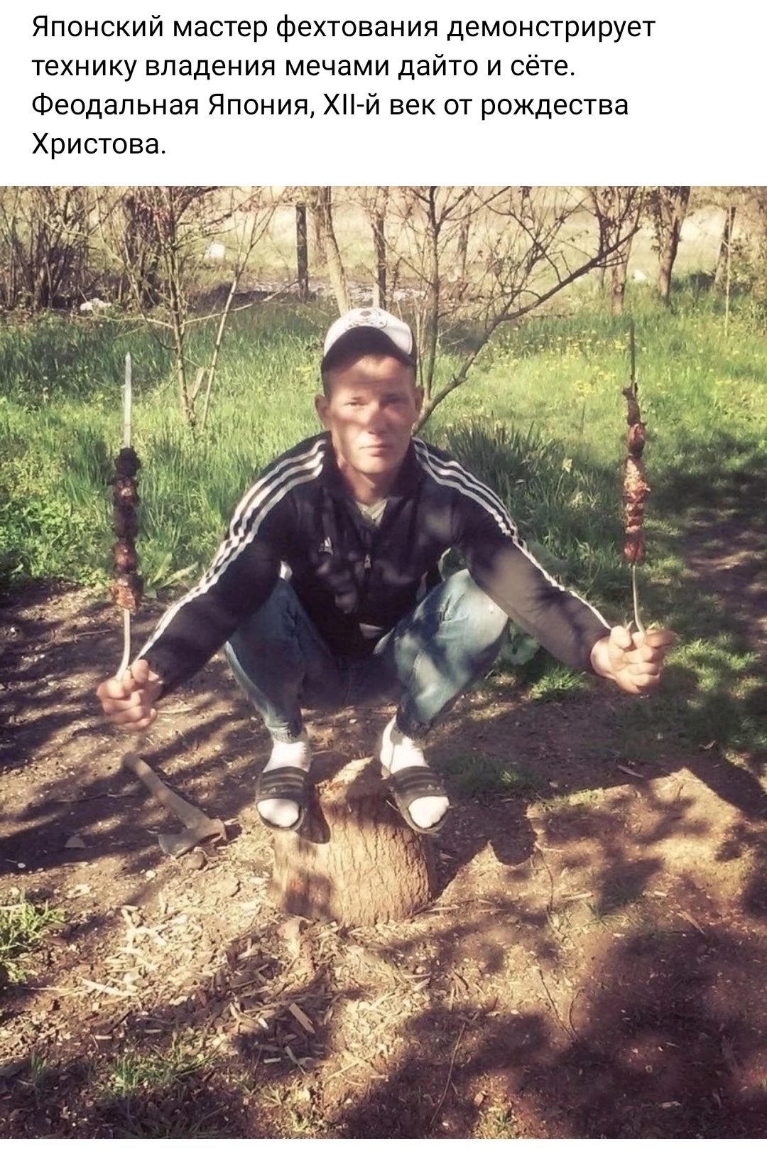Японский мастер Фехтования демонстрирует технику владения мечами дайте и сете Феодальная Япония хн и век от рождества Христова