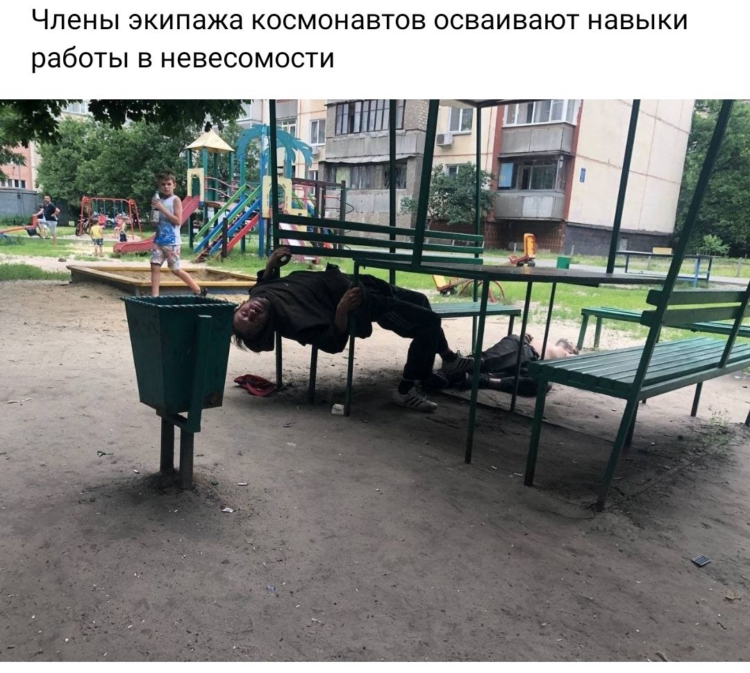 Члены экипажа космонавтов осваивают навыки работы в невесомости