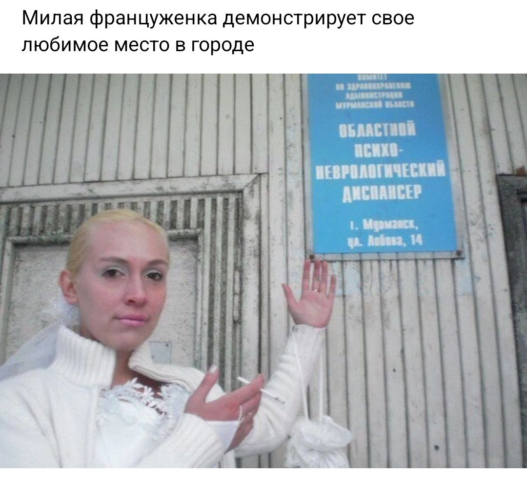 Милая француженка демонстрирует свое любимое место в городе