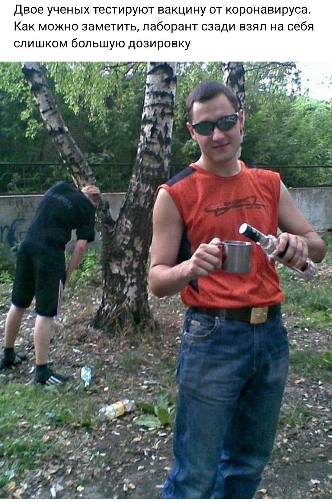 Двое ученых тестируют вакцину ат коронавируса Как можно заметить лаборант сзади взял на себя слишком большую дозировку