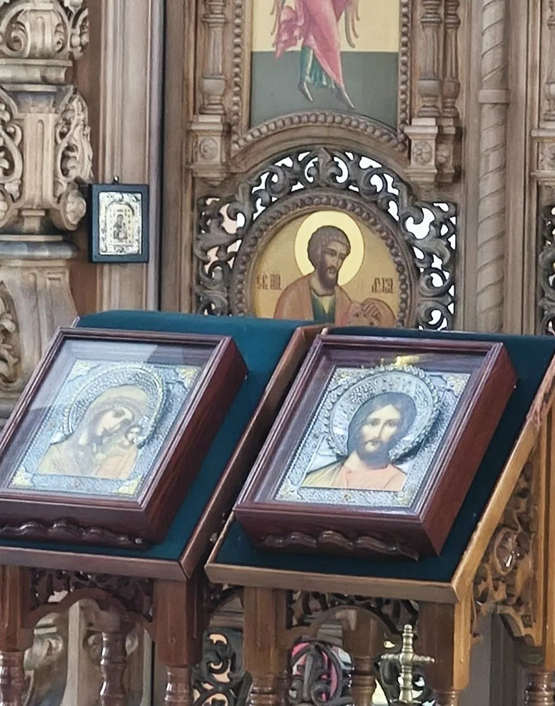 Иконы в православном храме на подставках