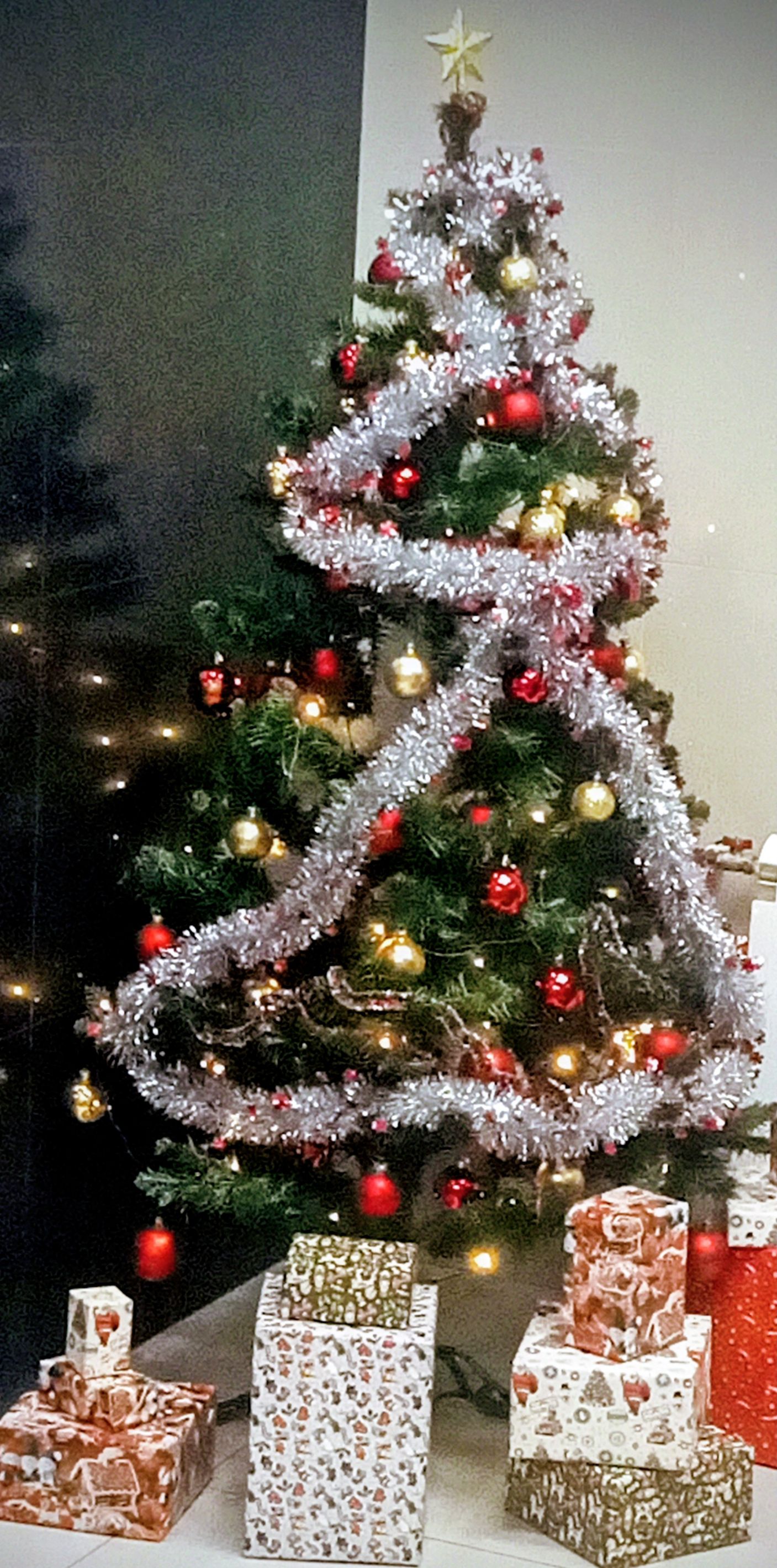 Новогодняя ёлка с подарками и гирляндой