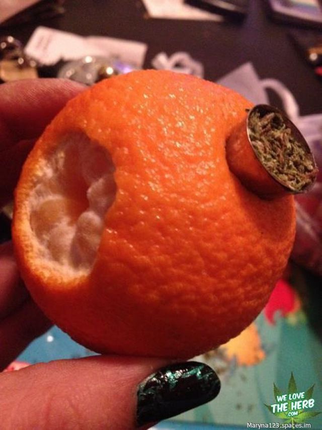 Апельсин с полостью внутри и вставленным предметом на кожуре (снизу водяной знак).