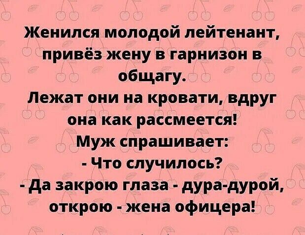 Муж с женой лежат в кровати