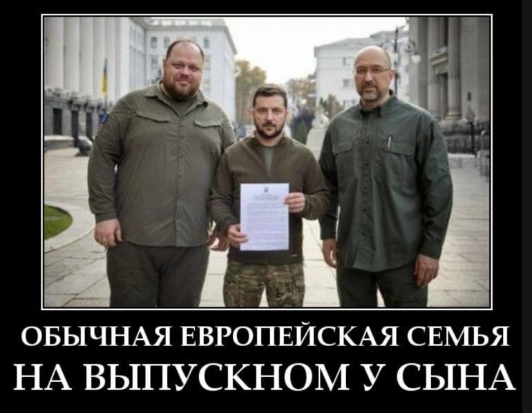 пк А ОБЫЧНАЯ ЕВРОПЕЙСКАЯ СЕМЬЯ НА ВЫПУСКНОМ У СЫНА