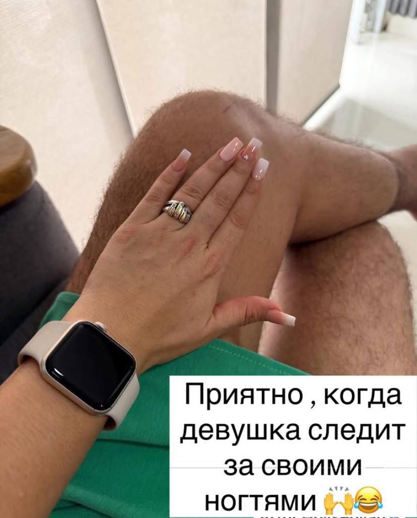 Приятно , когда девушка следит за своими ногтями