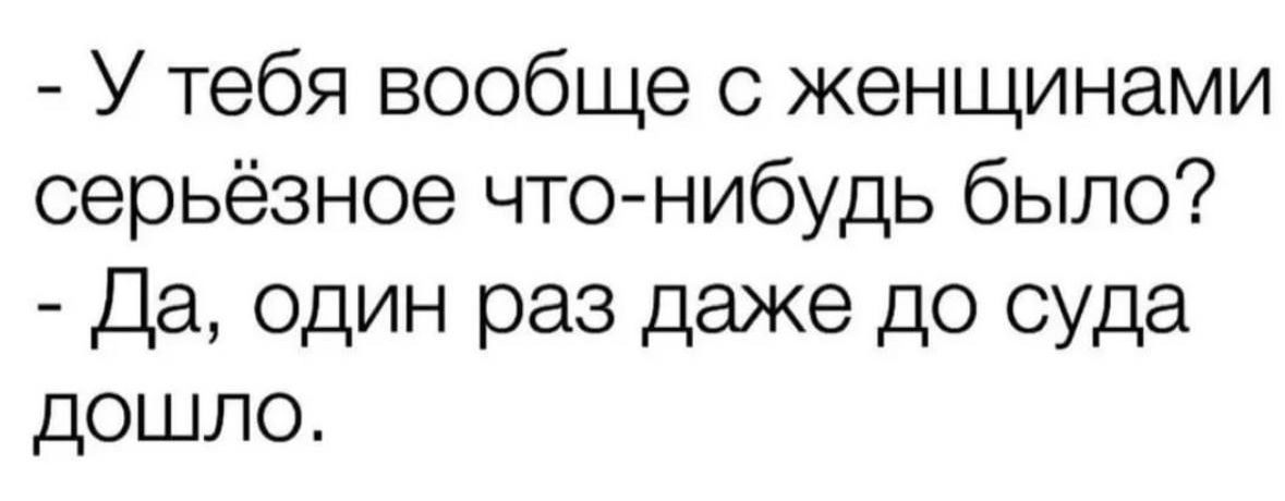 У красавчика парня секс с двумя блондинками по очереди в писю.