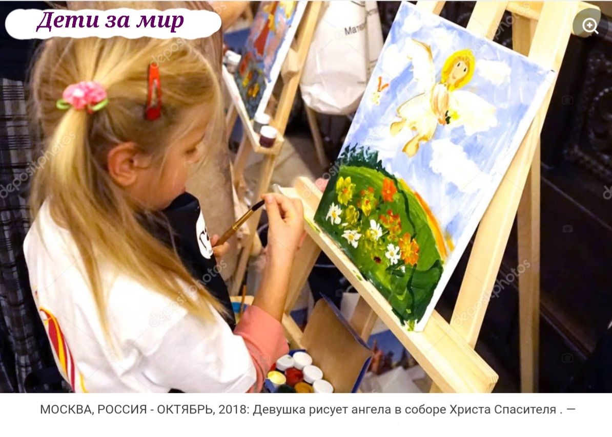 МОСКВА РОССИЯ ОКТЯБРЬ 2018 Девушка рисует ангела в соборе Христа Спасителя 7