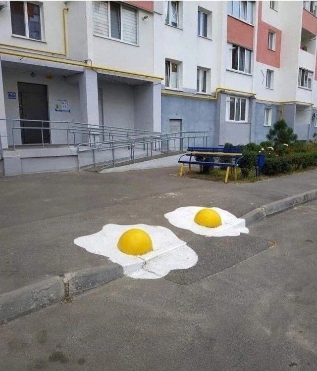 Две нарисованные яиц на асфальте.