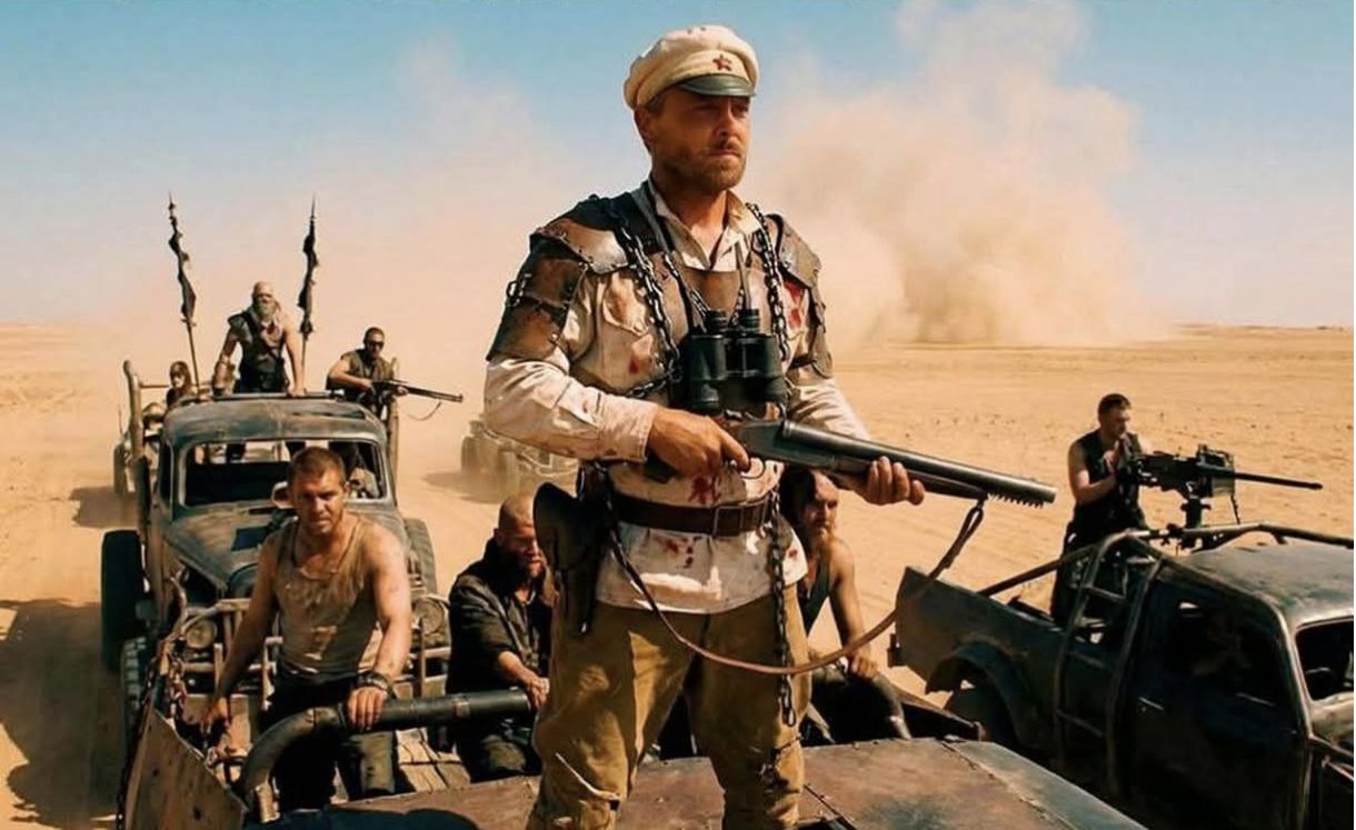 солдаты в пустыне, вооружены, на броневике между машинами