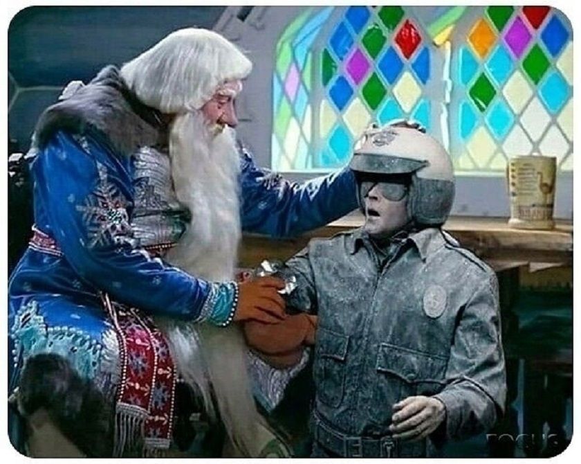 Дед Мороз в синем костюме беседует с роботом-полицейским.