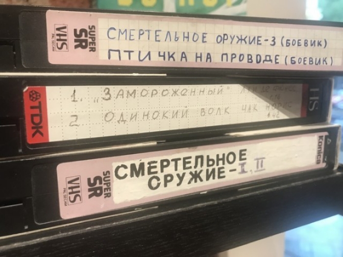 3 _ Е т Р ГЦ ПТИ ЧКА НА ПРОВОДЕ Білий