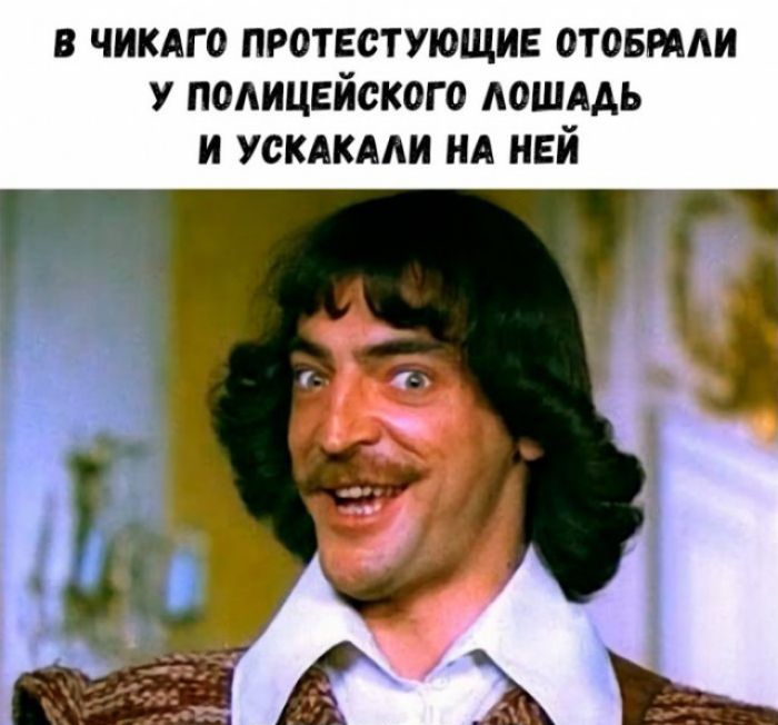 В ЧИКАГО ПРОТЕСТУЮЩИЕ ОТОБРААИ У ПОАИЦЕЙСКОГО ЛОШАДЬ И УСКАКААИ НА НЕЙ