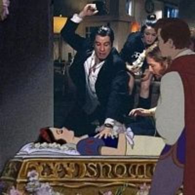 Сцена на столе с лежащим человеком и несколькими людьми вокруг