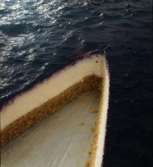 Нос лодки на поверхности моря, внутри видна каменная набивка вдоль борта.