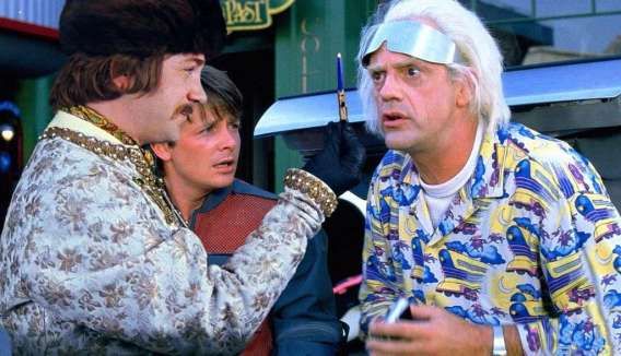 Два мужчины в ярких костюмах в комичной сцене