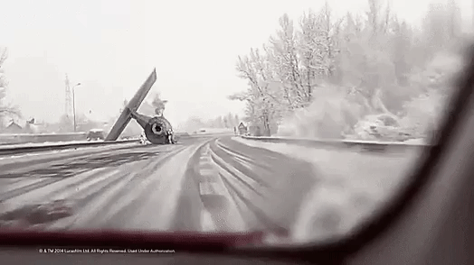 Заснеженная трасса, кадр из авто‑камеры, сломанный дорожный знак и авария на обочине