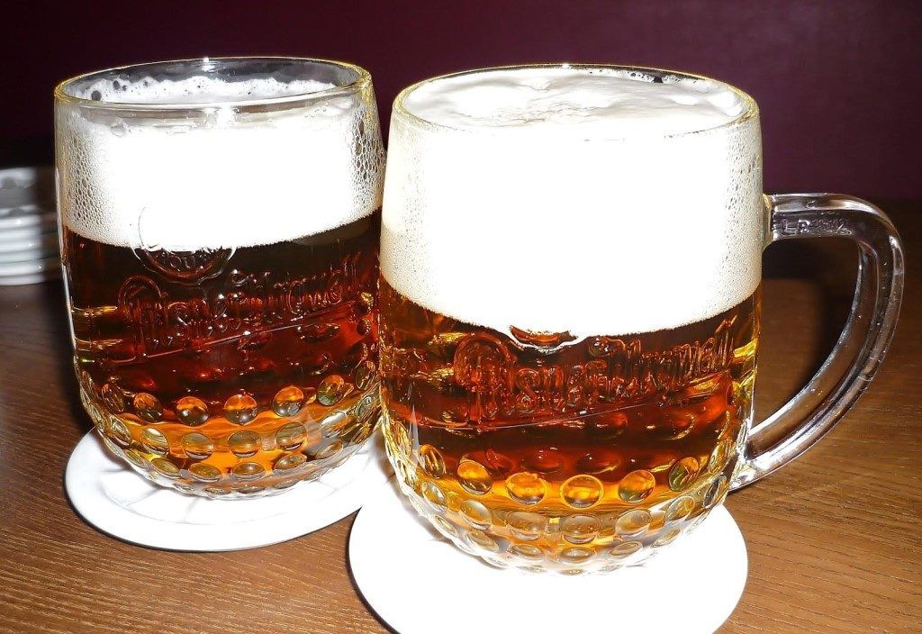 Два кружки пенного пива на столе